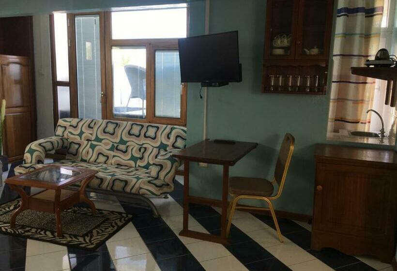 اتاق خانوادگی با چشم‌انداز دریا, Les Aigrettes