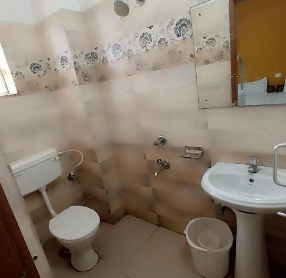 ルームシェアのワンベッド, Brundabati Yatri Niwas