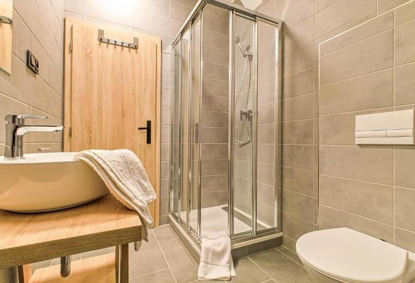 חדר משפחתי, Salaška Penzion