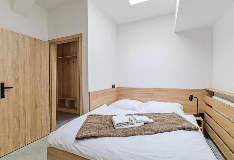 חדר משפחתי, Salaška Penzion