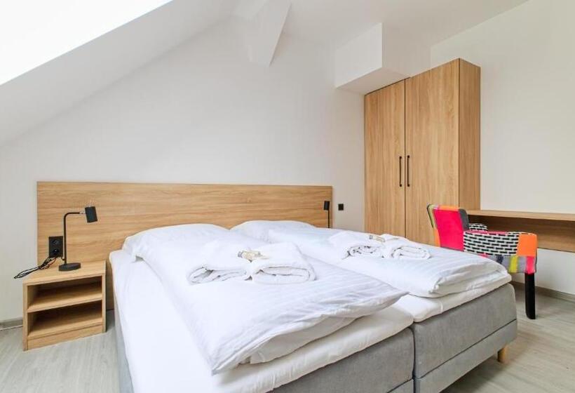 חדר משפחתי, Salaška Penzion