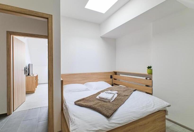 חדר משפחתי, Salaška Penzion