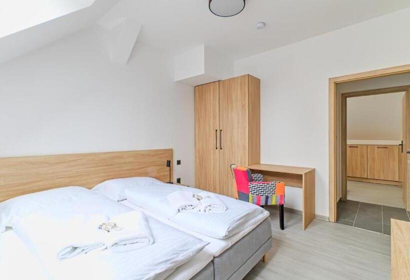 חדר משפחתי, Salaška Penzion