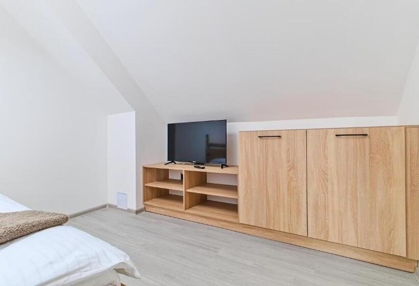 חדר משפחתי, Salaška Penzion