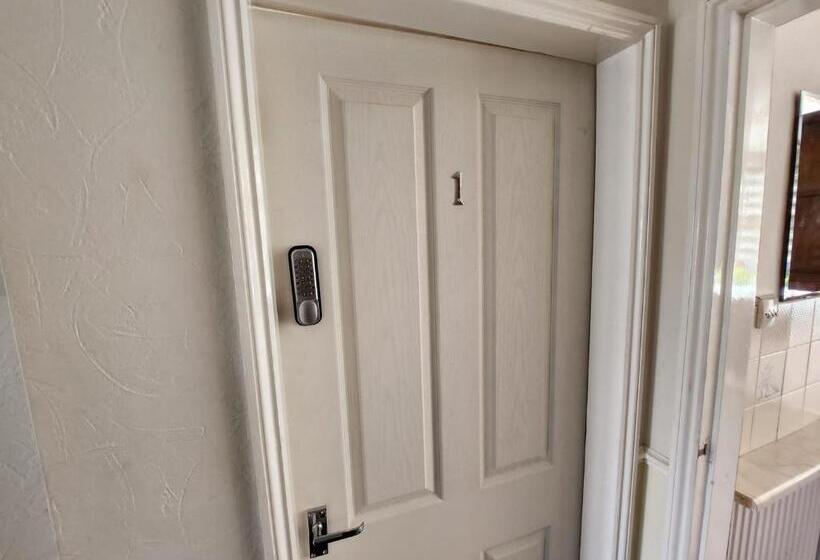 패밀리 룸 가든 전망, Sheldon Shared House