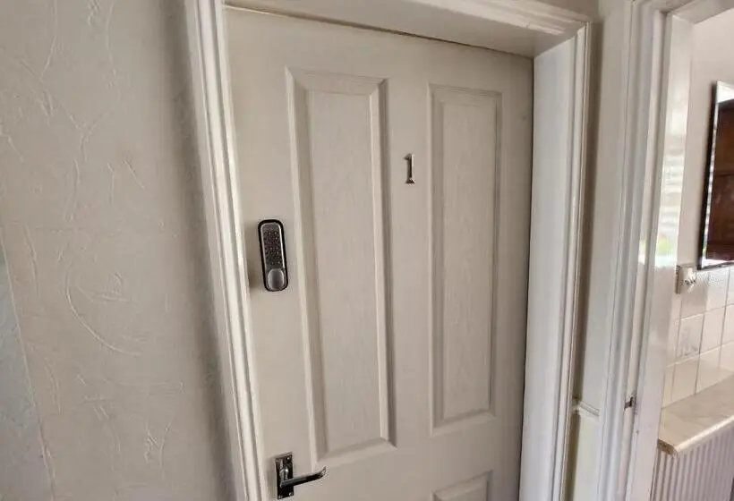 Perhehuone Puutarhanäkymä, Sheldon Shared House