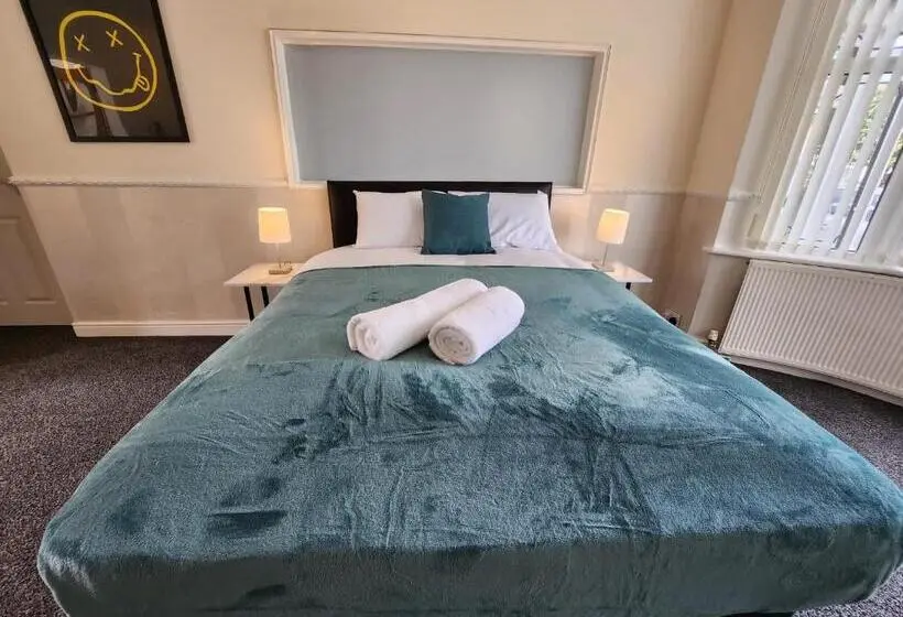 Perhehuone Puutarhanäkymä, Sheldon Shared House