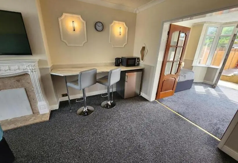 Perhehuone Puutarhanäkymä, Sheldon Shared House