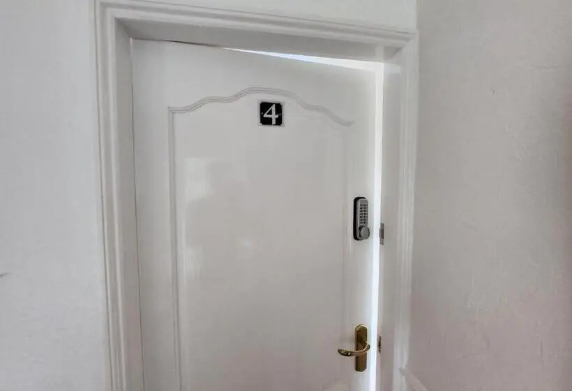 Standard Yhden Hengen Huone, Sheldon Shared House