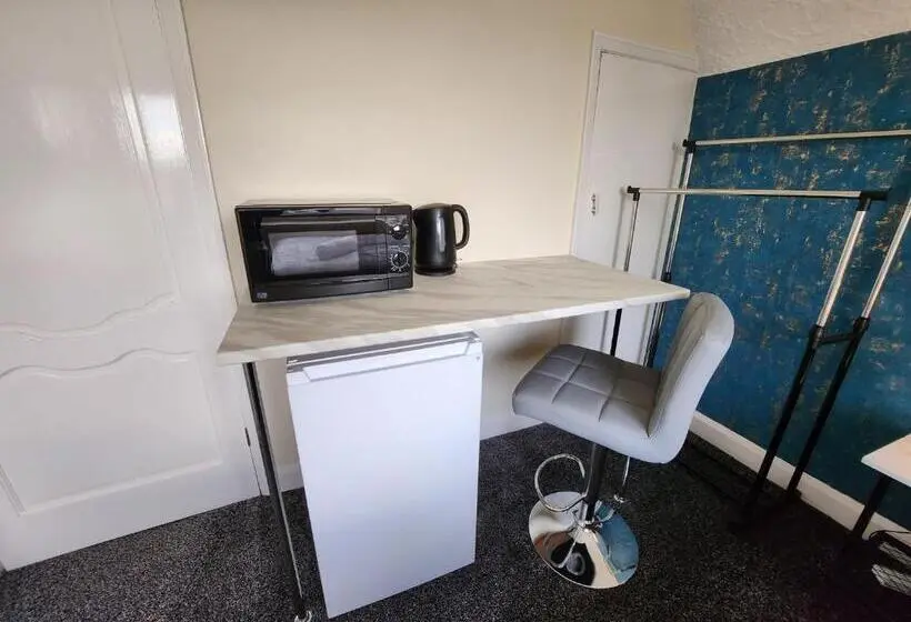 Standard Yhden Hengen Huone, Sheldon Shared House