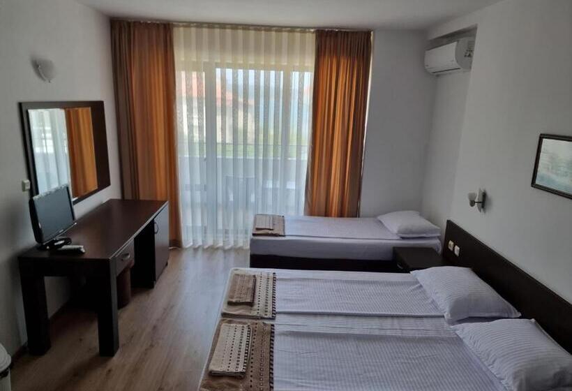 Triple Room Sea View, стаи за гости мистрал