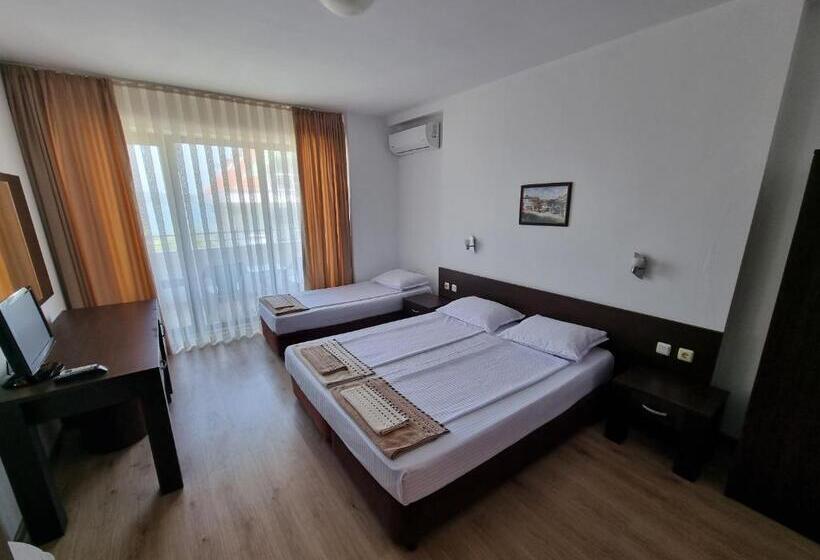 Triple Room Sea View, стаи за гости мистрал