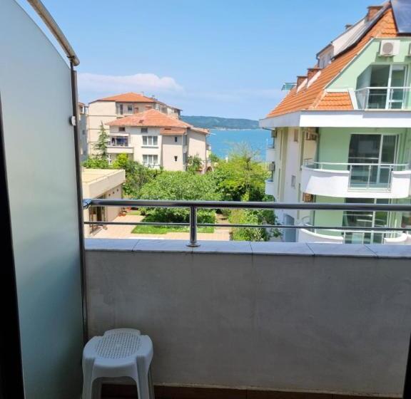 Triple Room Sea View, стаи за гости мистрал