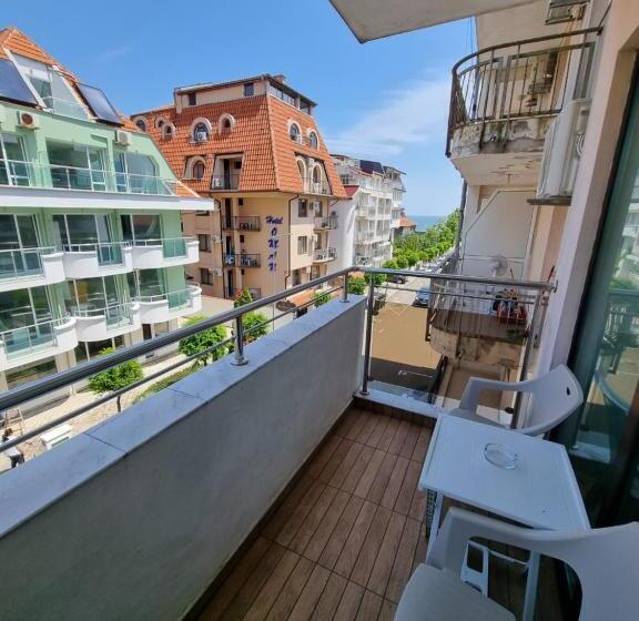 Triple Room Sea View, стаи за гости мистрал