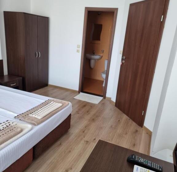 Triple Room Sea View, стаи за гости мистрал