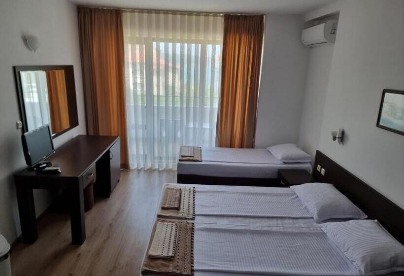 Triple Room Sea View, стаи за гости мистрал