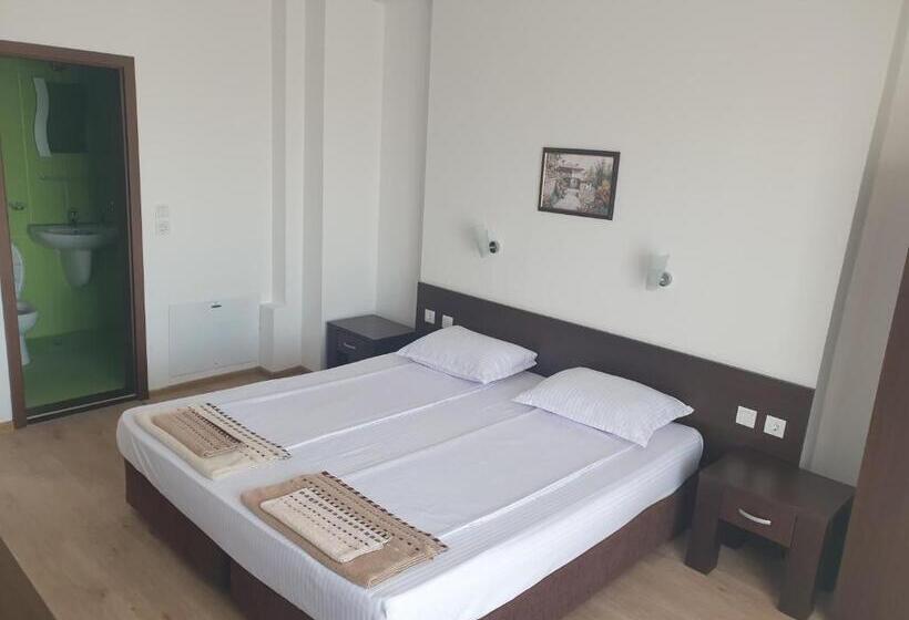 اتاق استاندارد با بالکن, стаи за гости мистрал