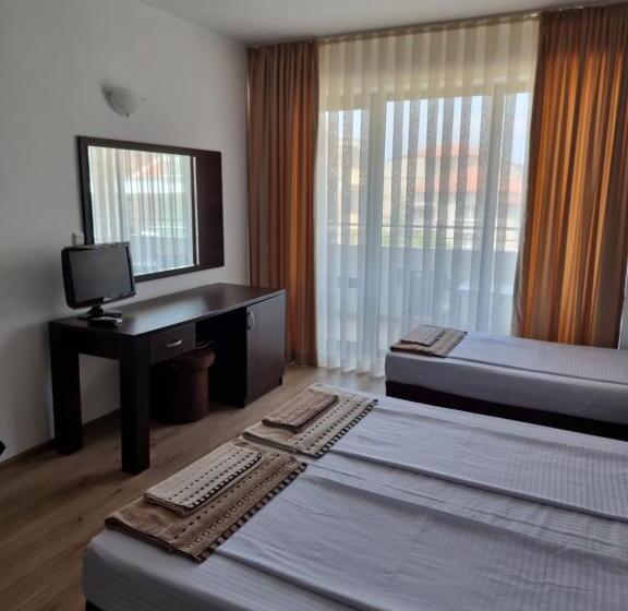 Triple Room Sea View, стаи за гости мистрал