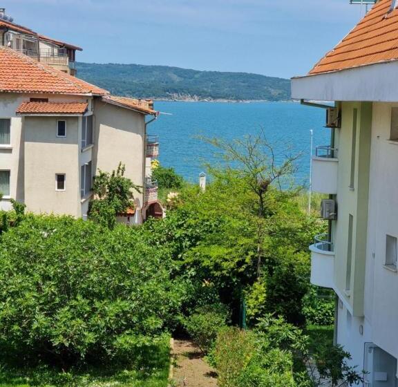 Triple Room Sea View, стаи за гости мистрал