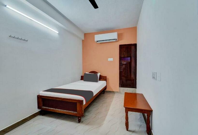 חדר קלאסי לשלושה, Collection O Jagadha Residency