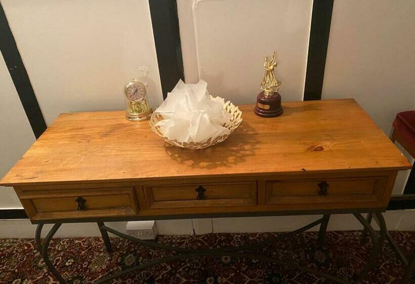 חדר סטנדרט לשלושה, Crosby