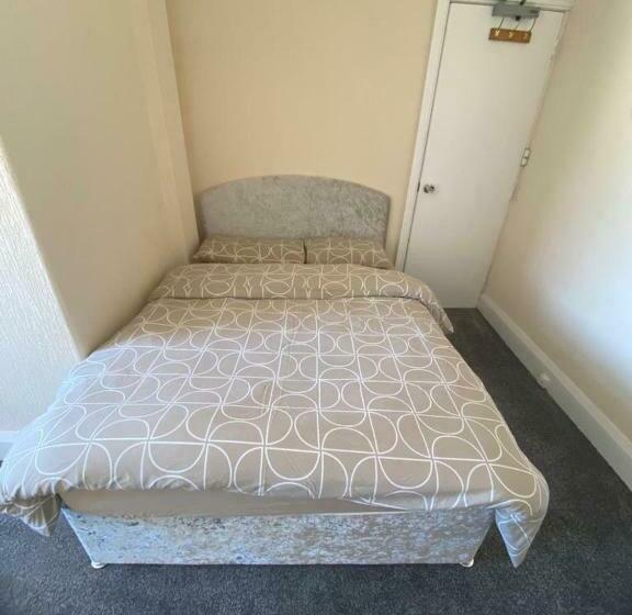 חדר סטנדרט לשלושה, Crosby