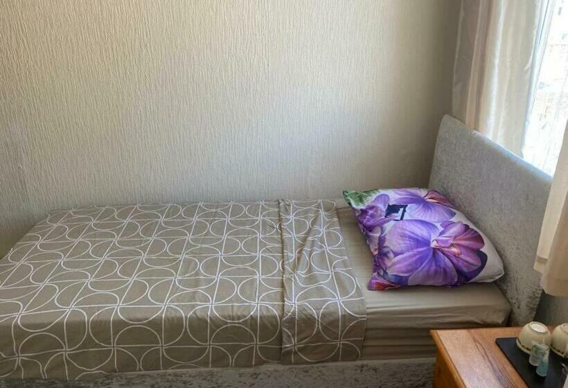 חדר סטנדרט לשלושה, Crosby