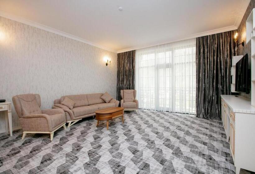 جناح جونيور مزوَّد بشرفة, Nohur Hotel Gabala