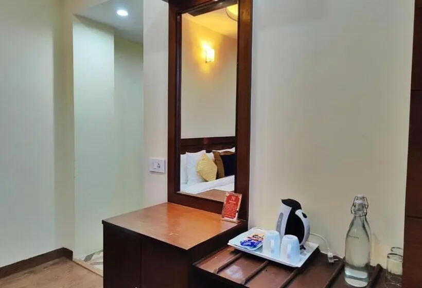 キングサイズベッドのスーペリアルーム, The Ashoka Inn 300mts Walkable From Mall Road