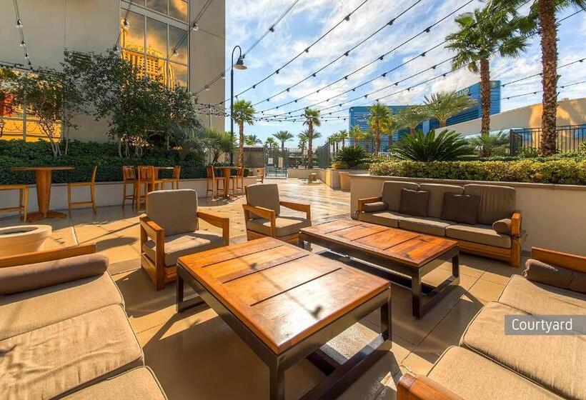 Huoneisto 1 Makuuhuone Parveke, The Madonna At Mgm Signature