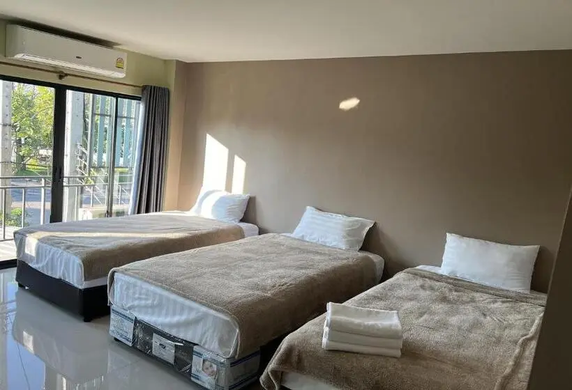 Deluxe Kolmen Hengen Huone, V Tharm