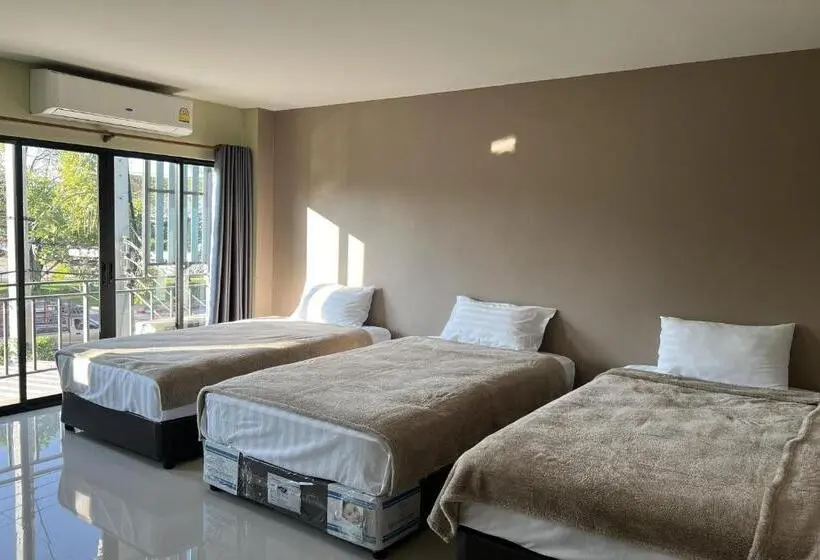 Deluxe Kolmen Hengen Huone, V Tharm