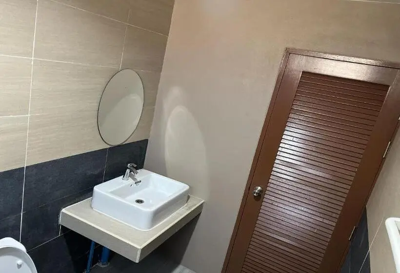 Deluxe Kolmen Hengen Huone, V Tharm