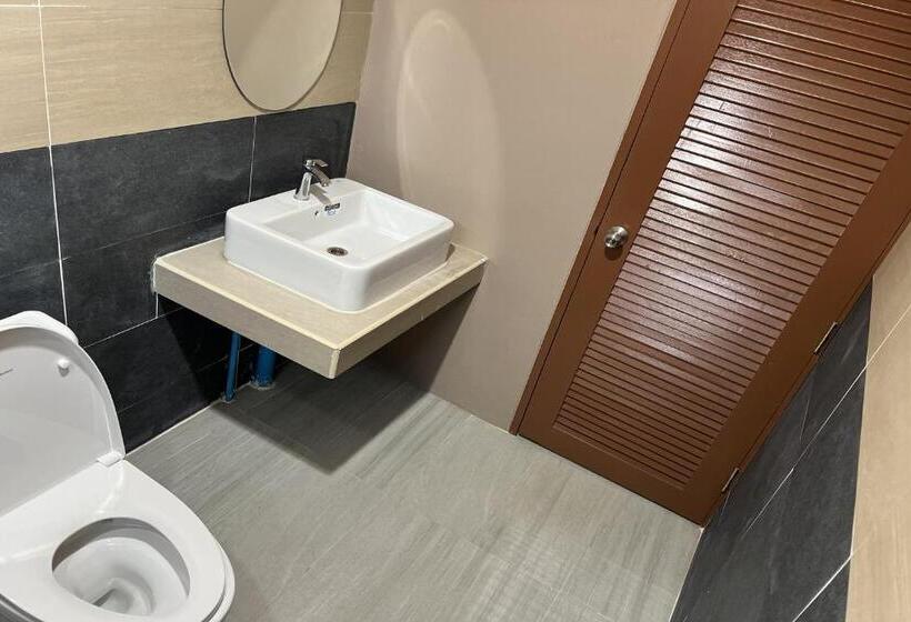 デラックストリプルルーム, V Tharm