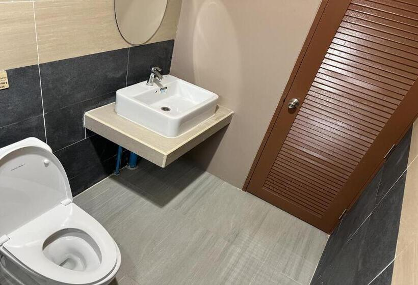 デラックストリプルルーム, V Tharm