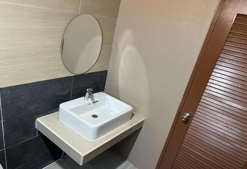 デラックストリプルルーム, V Tharm