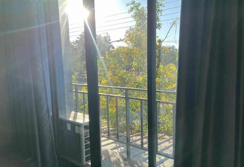 디럭스 룸, V Tharm
