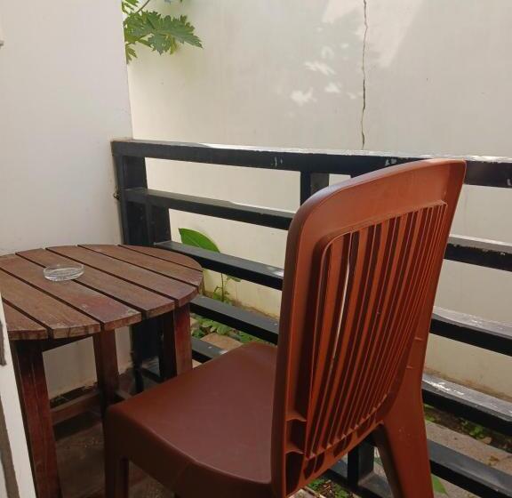 اتاق اکونومی, Andy S Place