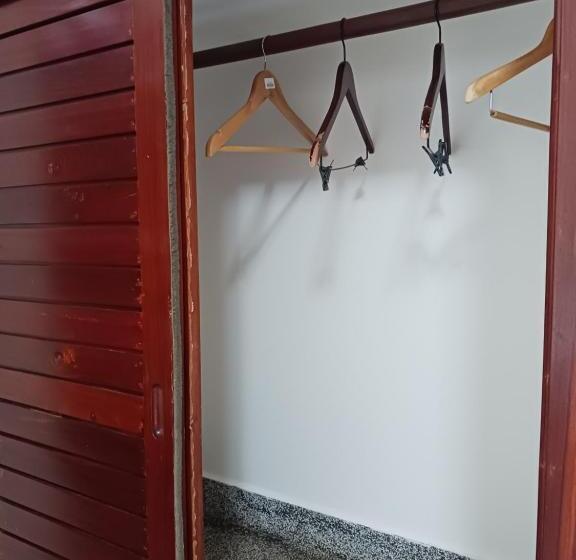 اتاق اکونومی, Andy S Place