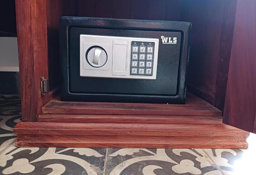 اتاق لوکس با بالکن, Andy S Place
