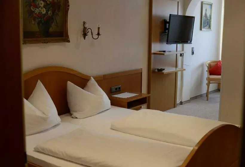 اتاق ساده سه‌ نفره, Gasthof & Hotel Goldene Krone