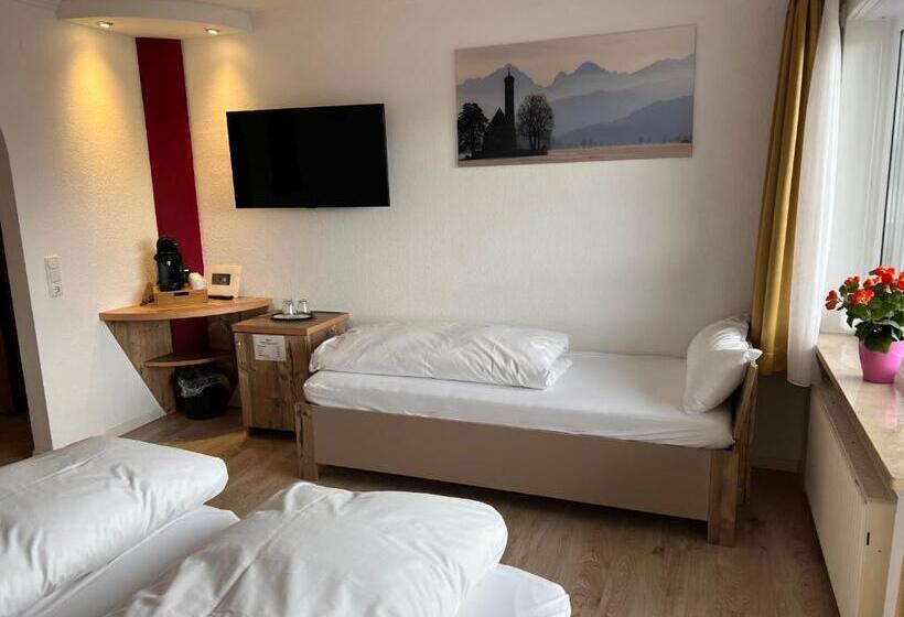 חדר סטנדרט לשלושה עם מרפסת, Alpchalet Schwanstein