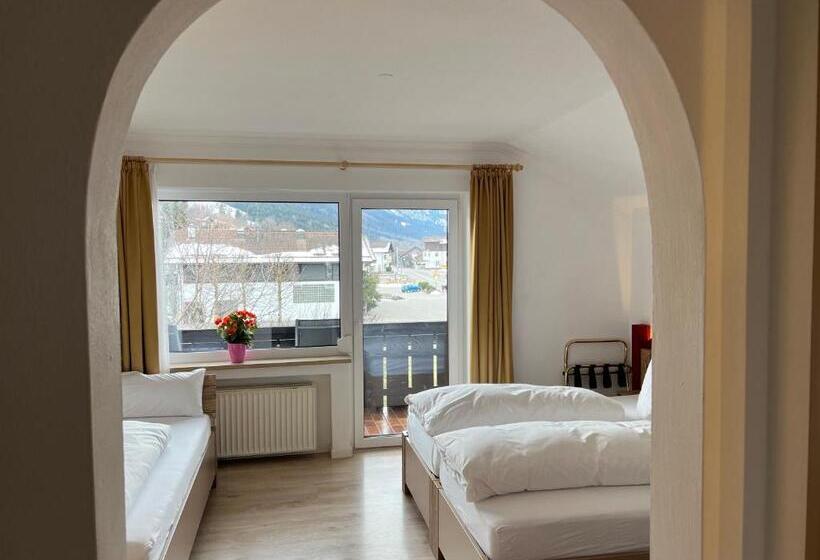 חדר סטנדרט לשלושה עם מרפסת, Alpchalet Schwanstein