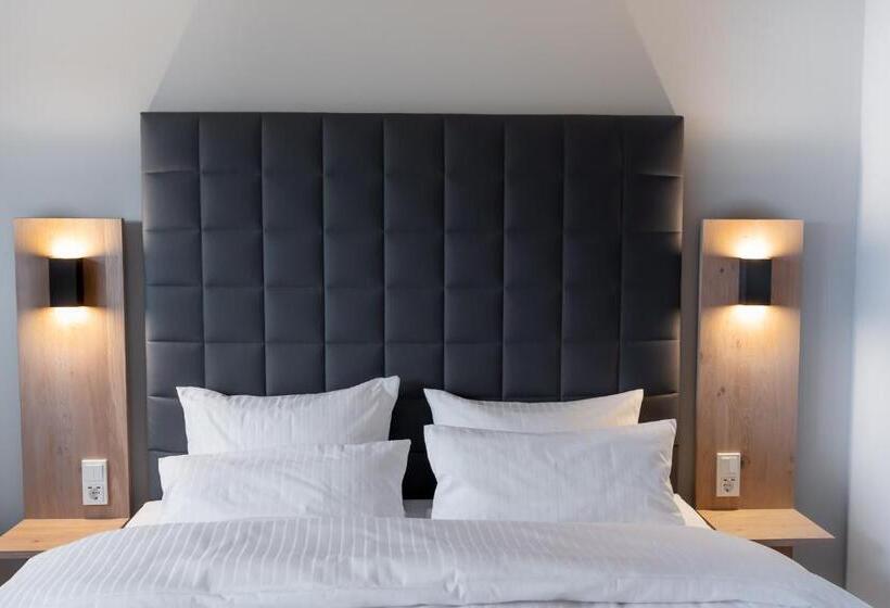 جناح جونيور ديلوكس, Circle Inn