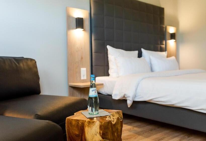 جناح جونيور ديلوكس, Circle Inn