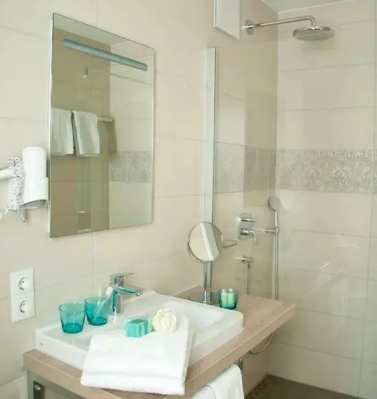 Quarto standart individual, Claro Garni