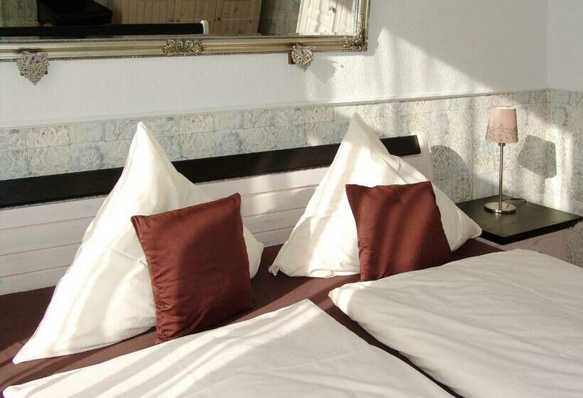 جناح جونيور, Garni Landhaus Uttum