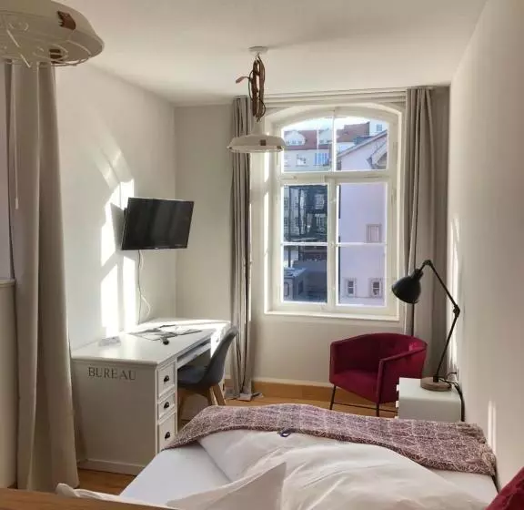 Standard Yhden Hengen Huone, Kunstwerk B