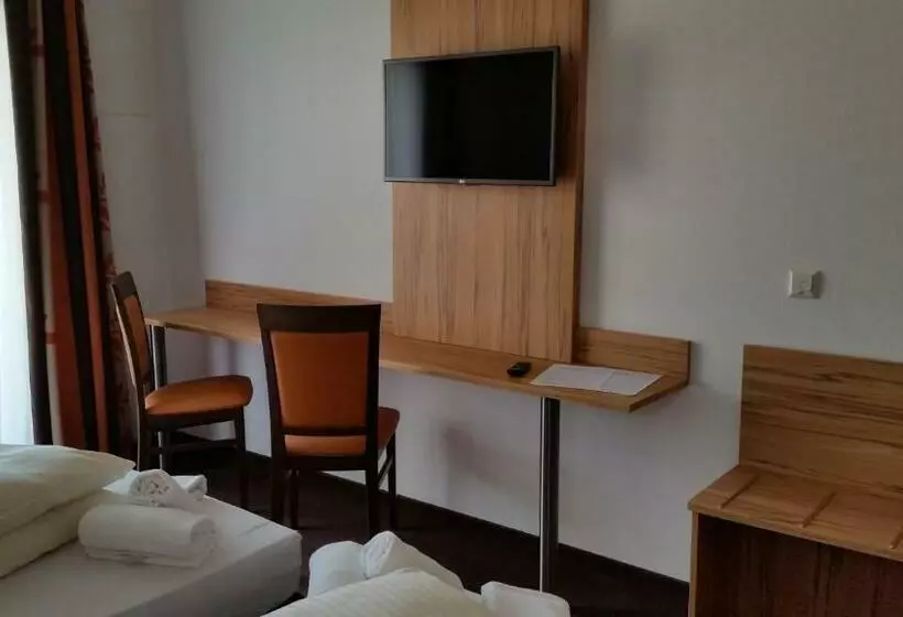 اتاق اکونومی یک تخته, Schafer Boardinghouse