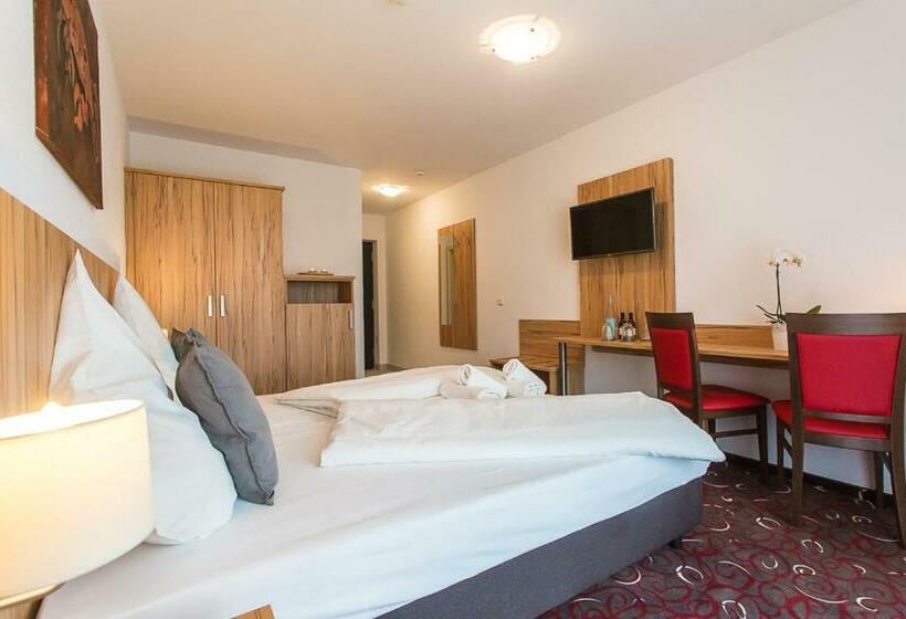 コンフォートルーム, Schafer Boardinghouse